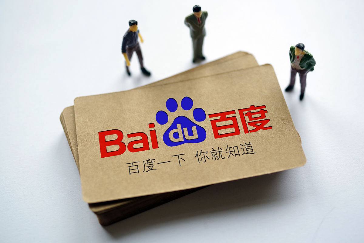 老人地铁强坐女生腿上女生无奈报警